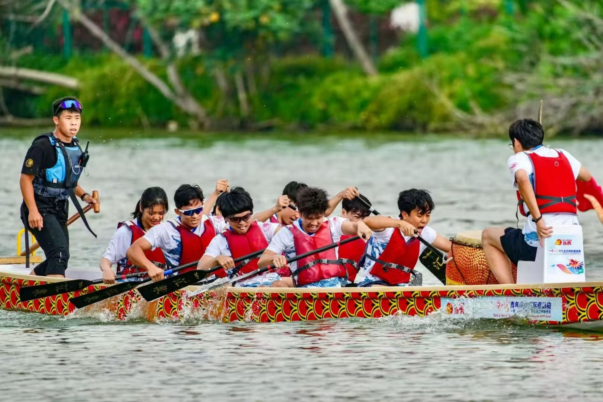 图4 杨正好（左3）正在参加2025年华大杯龙舟赛.jpg