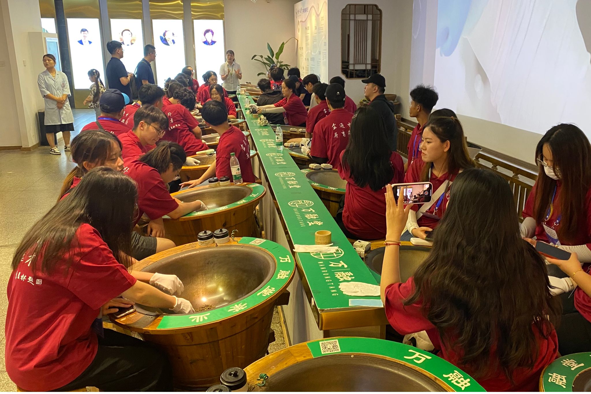 研习营师生体验龙井制茶茶艺.jpg