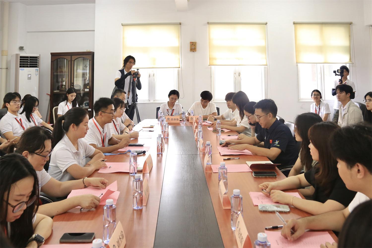 实践队师生在暨南大学开展座谈交流