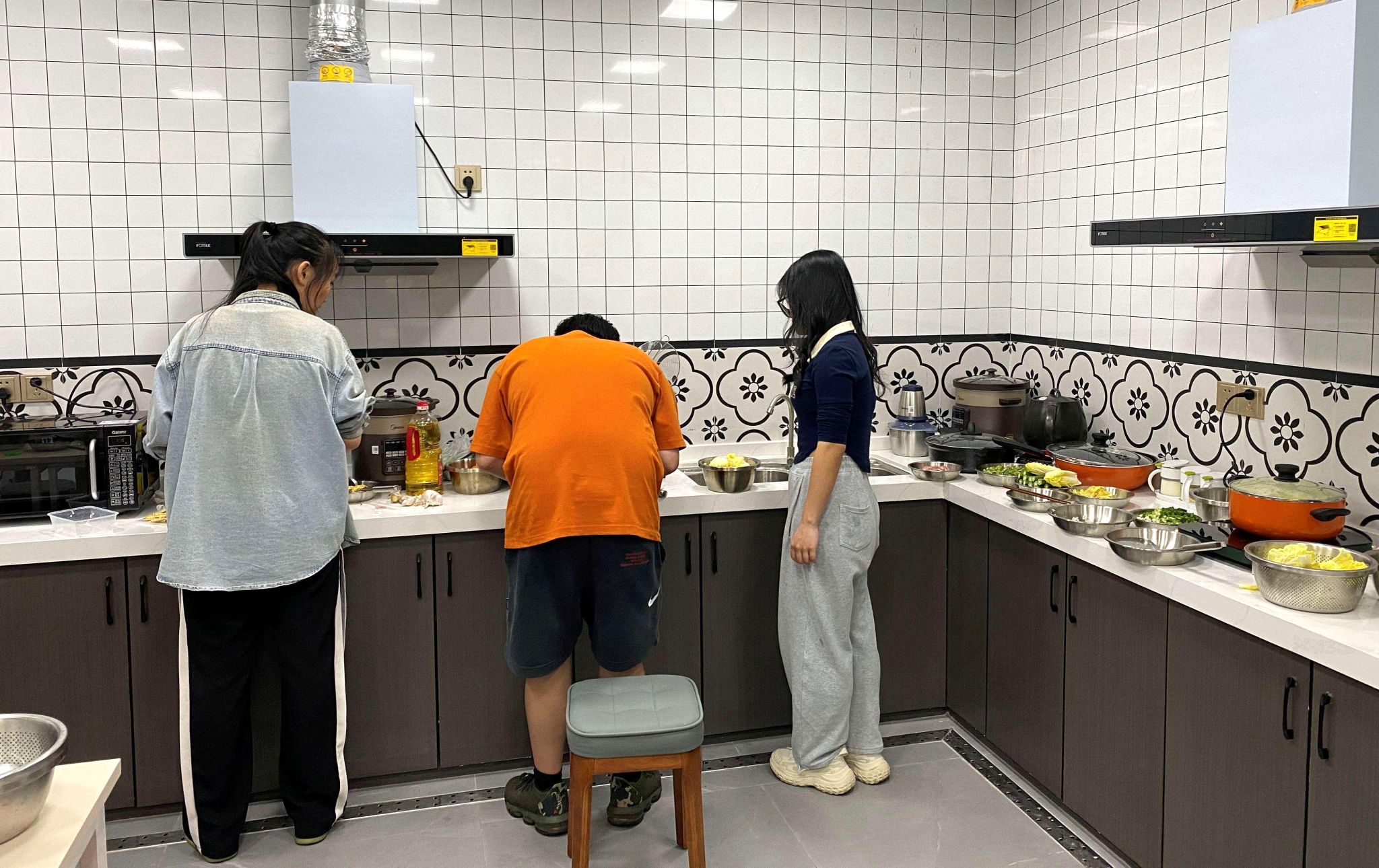 7.同学们在侨缘食光里制作美食.jpg