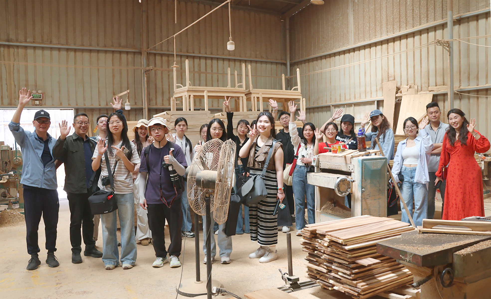 3 参观传统家具制作现场（王奕霖 摄 中国澳门）.jpg